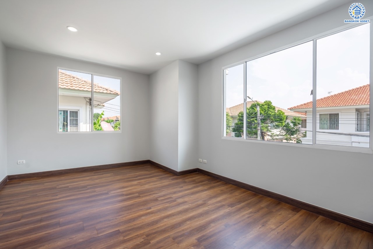 บ้านมือสองตกแต่งใหม่ ม.ภัสสร7 บางบัวทอง ติดถนนเมน! เนื้อที่ 59.3 ตร.ว. ฟังก์ชัน 3 ห้องนอน 3 ห้องน้ำ จอดรถได้ 2 คัน บนทำเลเดินทางสะดวก ติดถนนใหญ่ เพียง 400 ม. จากรถไฟฟ้าสถานีบางพลู ใกล้เซ็นทรัลเวสต์เกต